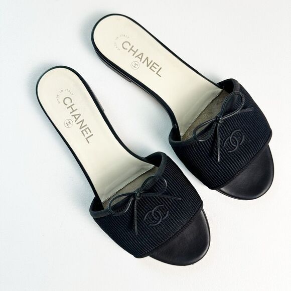 CHANEL Black Ribbed Embroidered CC Sandals Size 39.5 Mules Open Toe Slides Bow - Picture 2 of 12